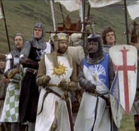 Gyalog galopp: emberi, suta és vidám (avagy lovagok páncél és ló nélkül)