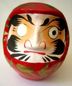 A Daruma baba figyel téged